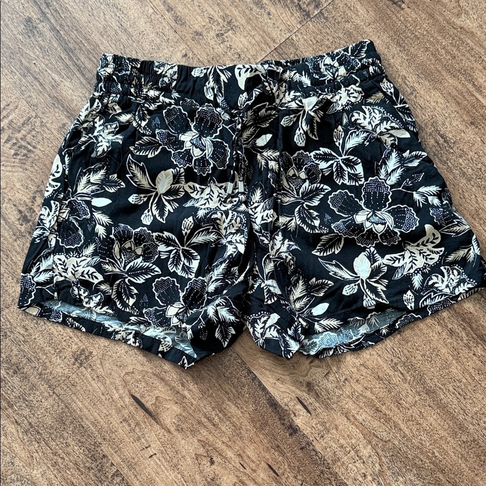 Floral Black Women's Shorts size small
